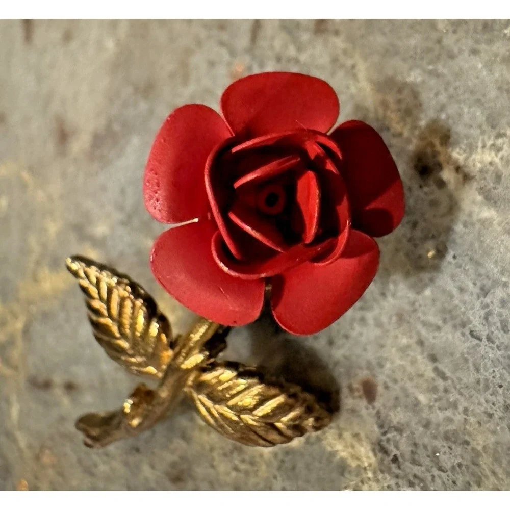 Vintage Red Rose Flower Brooch Gold Tone Stem Leaf Pin Romantic Floral Jewelry‎